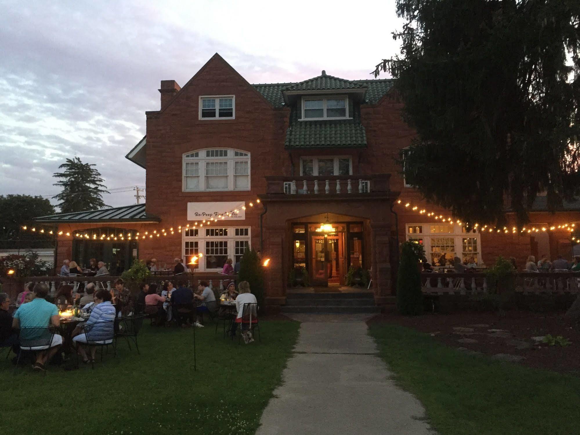 Thistledown At Seger House Hotel